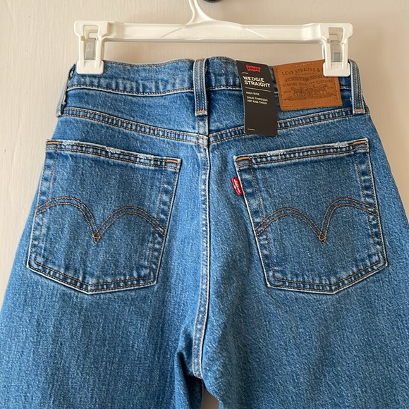 NWT Levi's Wedgie Straight Jeans - Size 26 - Picture 10 of 11